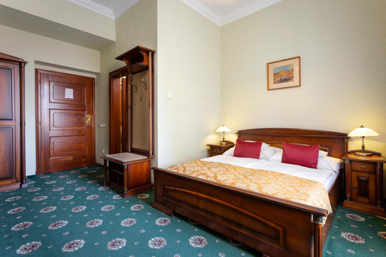 Hotel Eger & Park ภายนอก รูปภาพ